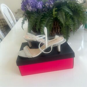 NIB Touch Of Nina TRUE SILVER REFL Strappy Shoes Heels 9M Glittery HOLIDAYS 3”